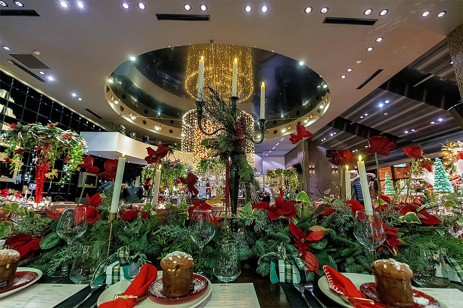 Μαγευτικός Χριστουγεννιάτικος Στολισμός Βάπτισης 23 Rogdaki Events, χριστουγεννιάτικη βάπτιση, Distinto, πλούσιος στολισμός τραπεζιού με έλατα, κόκκινα λουλούδια, κεριά