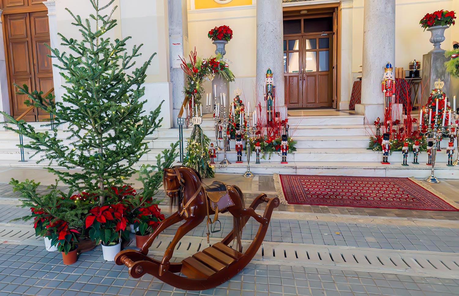 Μαγευτικός Χριστουγεννιάτικος Στολισμός Βάπτισης 2 Χριστουγεννιάτικη βάπτιση στη Μητρόπολη από τη Rogdaki Events. Καρυοθραύστες, vintage αλογάκια και κόκκινα τριαντάφυλλα