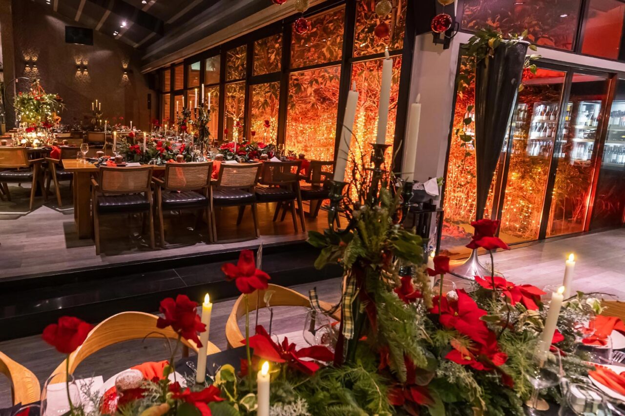 Μαγευτικός Χριστουγεννιάτικος Στολισμός Βάπτισης 10 Χριστουγεννιάτικη βάπτιση στο Distinto από την Rogdaki Events με κόκκινα λουλούδια,