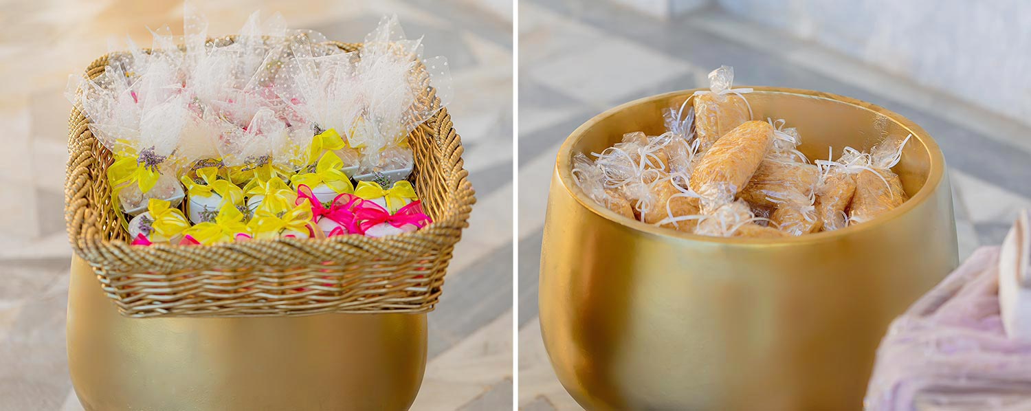 Chic & Colorful Γάμος στο Κτήμα Παναγιωτόπουλου 18 Rogdaki Events, Κομψά χρυσά σκεύη παρουσιάζουν πολύχρωμες μπομπονιέρες και παραδοσιακά κεράσματα, προσθέτοντας μια γιορτινή πινελιά