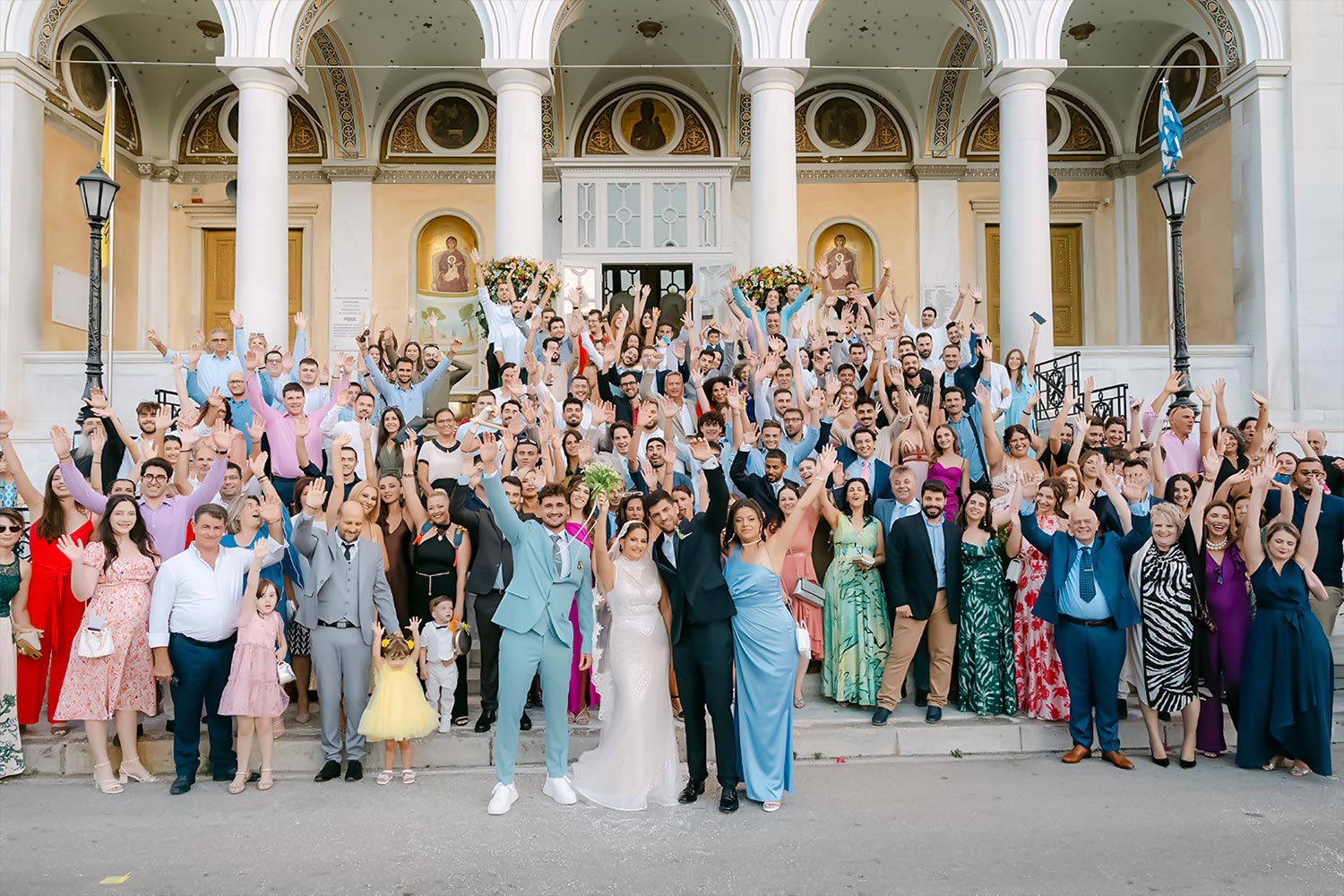 Chic & Colorful Γάμος στο Κτήμα Παναγιωτόπουλου 20 Rogdaki Events, Οι καλεσμένοι του γάμου επευφημούν έξω από την εκκλησία