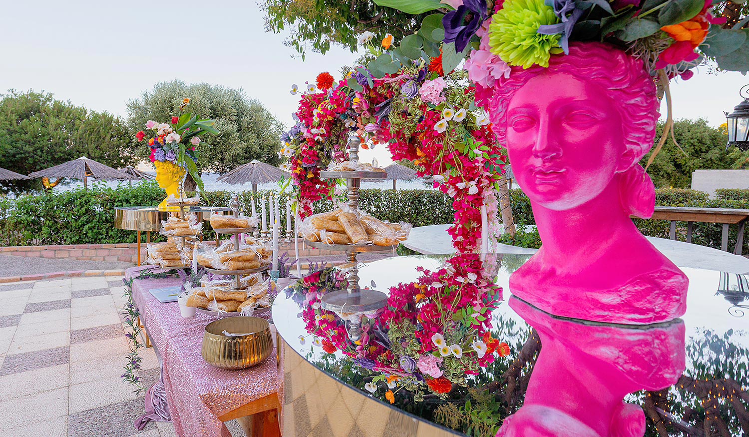 Chic & Colorful Γάμος στο Κτήμα Παναγιωτόπουλου 35 Rogdaki Events, ένα παιχνιδιάρικο τραπέζι γλυκών με neon κλασικές προτομές και παραδοσιακά κεράσματα, που συνδυάζει την pop art με την παράδοση
