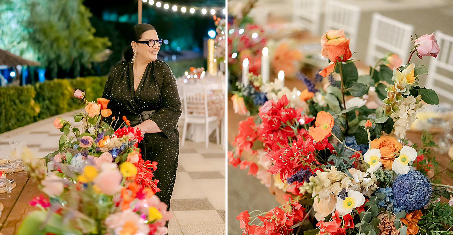 Chic & Colorful Γάμος στο Κτήμα Παναγιωτόπουλου 37 Rogdaki Events, η δημιουργός δίπλα σε μια πλούσια γιρλάντα λουλουδιών με ζεστούς πορτοκαλί, ροζ και μπλε τόνους για γιορτινή ατμόσφαιρα
