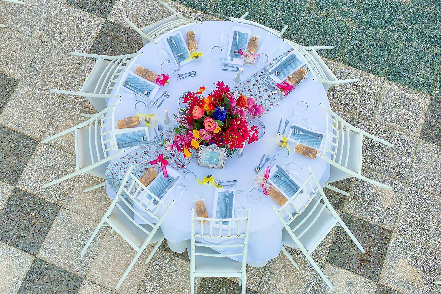 Chic & Colorful Γάμος στο Κτήμα Παναγιωτόπουλου 25 Rogdaki Events, μια πανοραμική άποψη στρογγυλού τραπεζιού στο Κτήμα Παναγιωτόπουλου με μια εντυπωσιακή πολύχρωμη σύνθεση λουλουδιών.