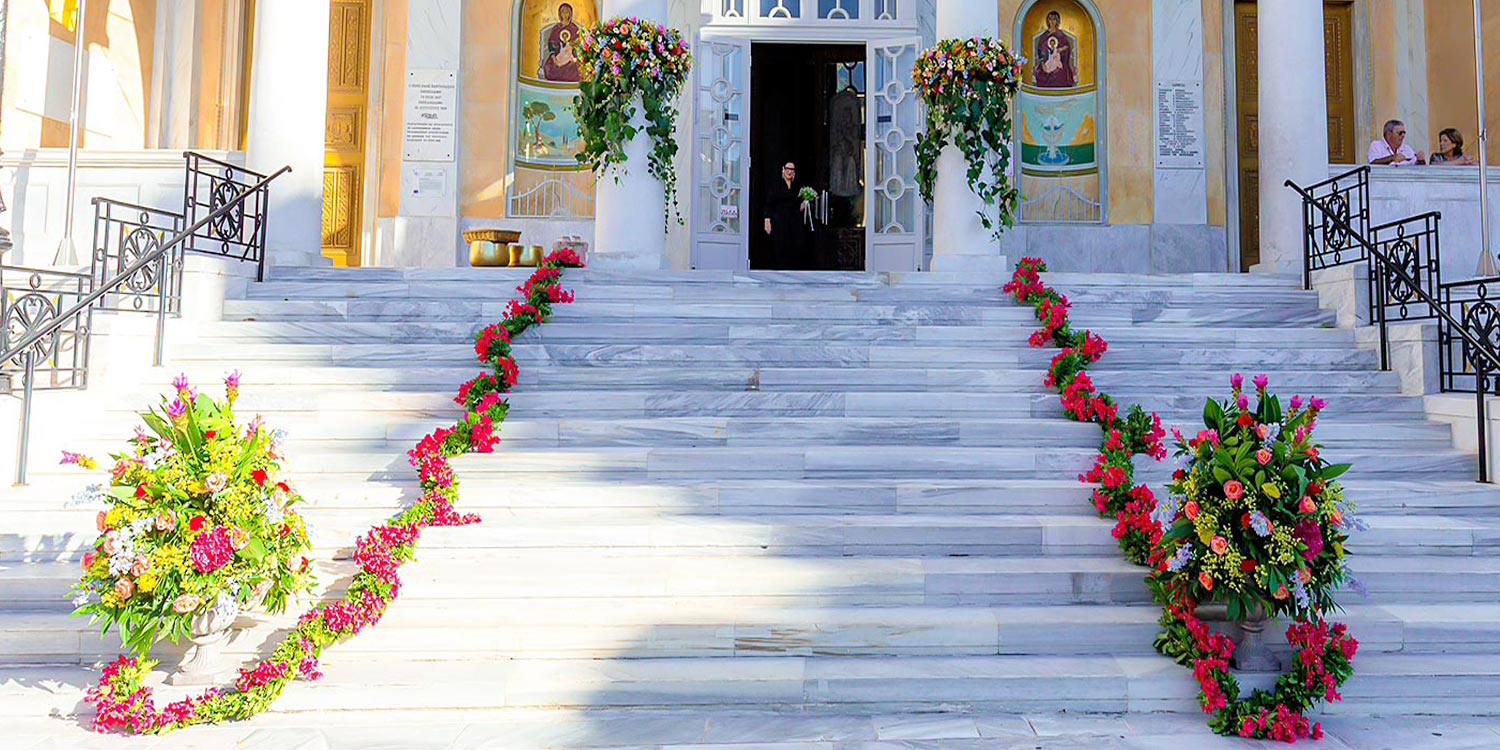 Chic & Colorful Γάμος στο Κτήμα Παναγιωτόπουλου 14 Ανθοστολισμός με φούξια βουκαμβίλιες στα σκαλιά της Παντάνασσας στην Πάτρα από τη Rogdaki Events για τον γάμο του Πάνου και της Μαρίας