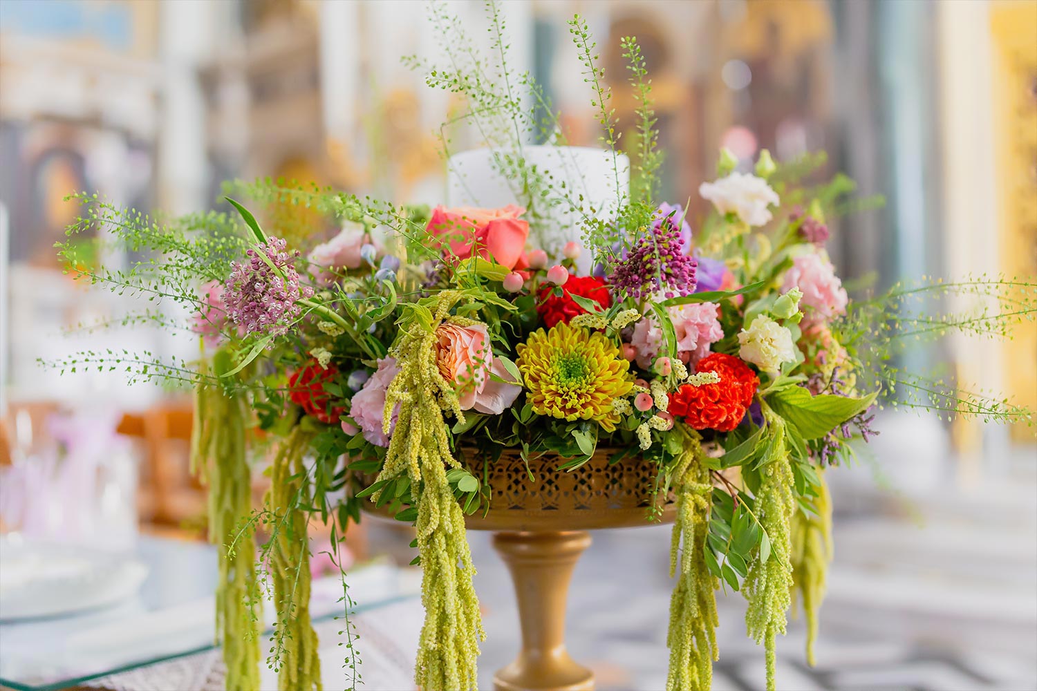 Chic & Colorful Γάμος στο Κτήμα Παναγιωτόπουλου 8 Η Rogdaki Events επιμελείται πλούσια άνθη σε λαμπερές αποχρώσεις, αναδεικνύοντας την τελετουργική κομψότητα με χρυσές υφές