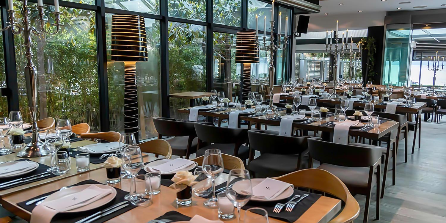 Ένας Γάμος με Υψηλή Αισθητική 22 Black and White Classy Wedding διακόσμηση τραπεζιών από τη Rogdaki Events στη δεξίωση στο Distinto Rio