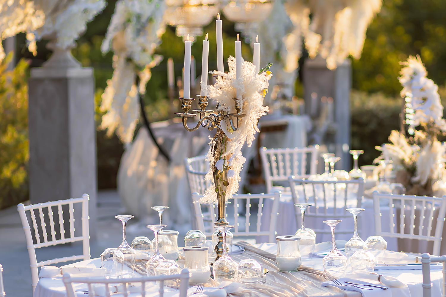 Ελληνικο-Γαλλικός Σικάτος Γάμος 22 Candelabra διακόσμηση που σχεδίασε η Rogdaki Events για τον γάμο στο Ηδύλοφον