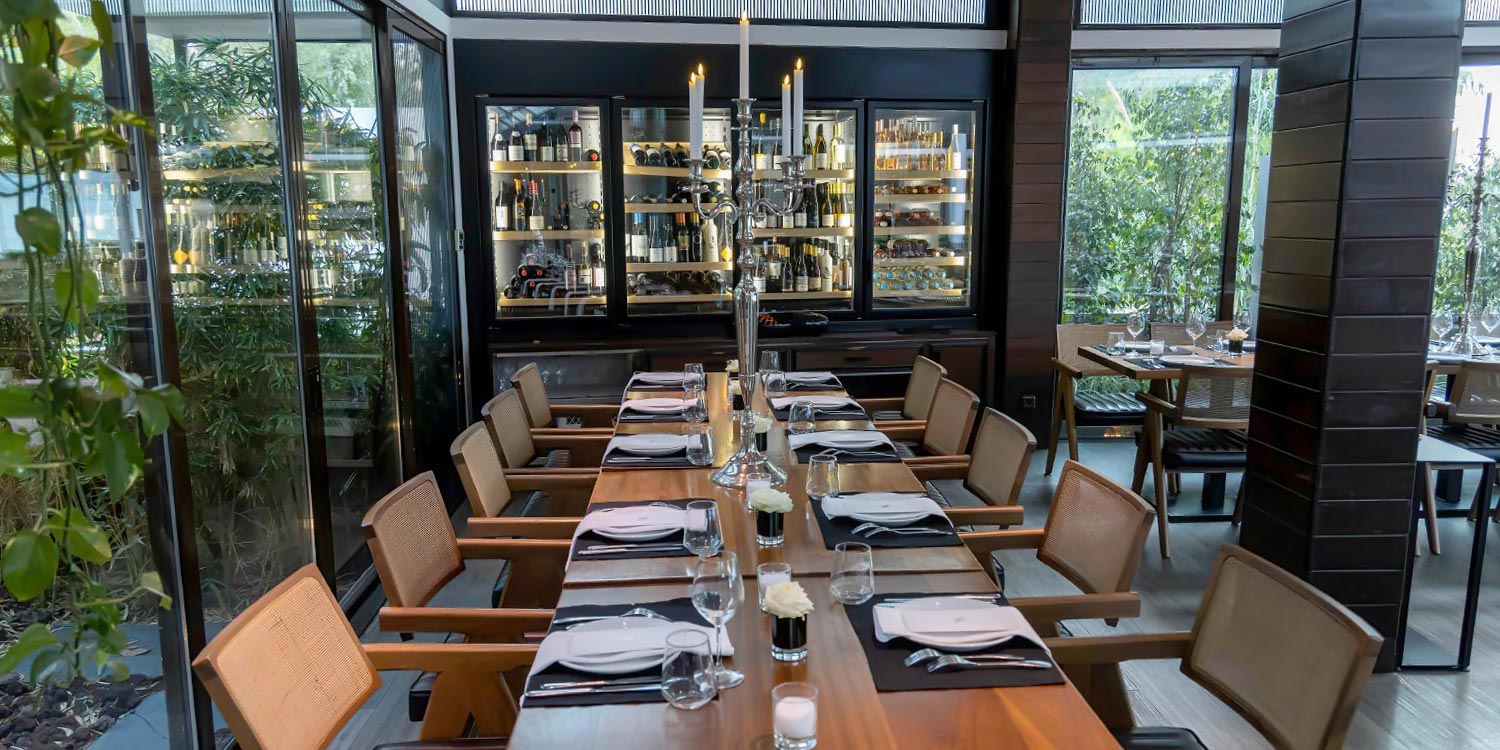 Ένας Γάμος με Υψηλή Αισθητική 25 Classy Wedding στήσιμο τραπεζιού με ψηλά κηροπήγια και Black and White λεπτομέρειες στο Distinto Rio από τη Rogdaki Events