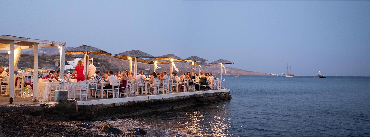 Γάμος σε Ταβέρνα στη Σαντορίνη 30 H Rogdaki Events επιμελήθηκε το δείπνο σε ταβέρνα στη Σαντορίνη, προσφέροντας μια μαγική ατμόσφαιρα γάμου δίπλα στο κύμα
