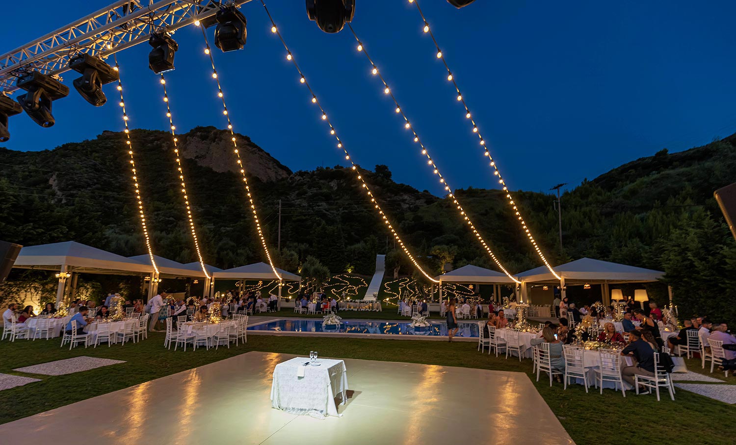 Ελληνικο-Γαλλικός Σικάτος Γάμος 27 Η Rogdaki Events σχεδίασε τη βραδινή δεξίωση στο Ηδύλοφον, με εντυπωσιακό φωτισμό και κομψή διακόσμηση στην πισίνα