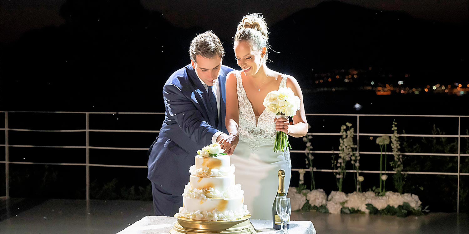 Ελληνικο-Γαλλικός Σικάτος Γάμος 30 Η Τζέσικα και ο Παναγιώτης κόβουν την τούρτα σε εκδήλωση της Rogdaki Events στο Ηδύλοφον