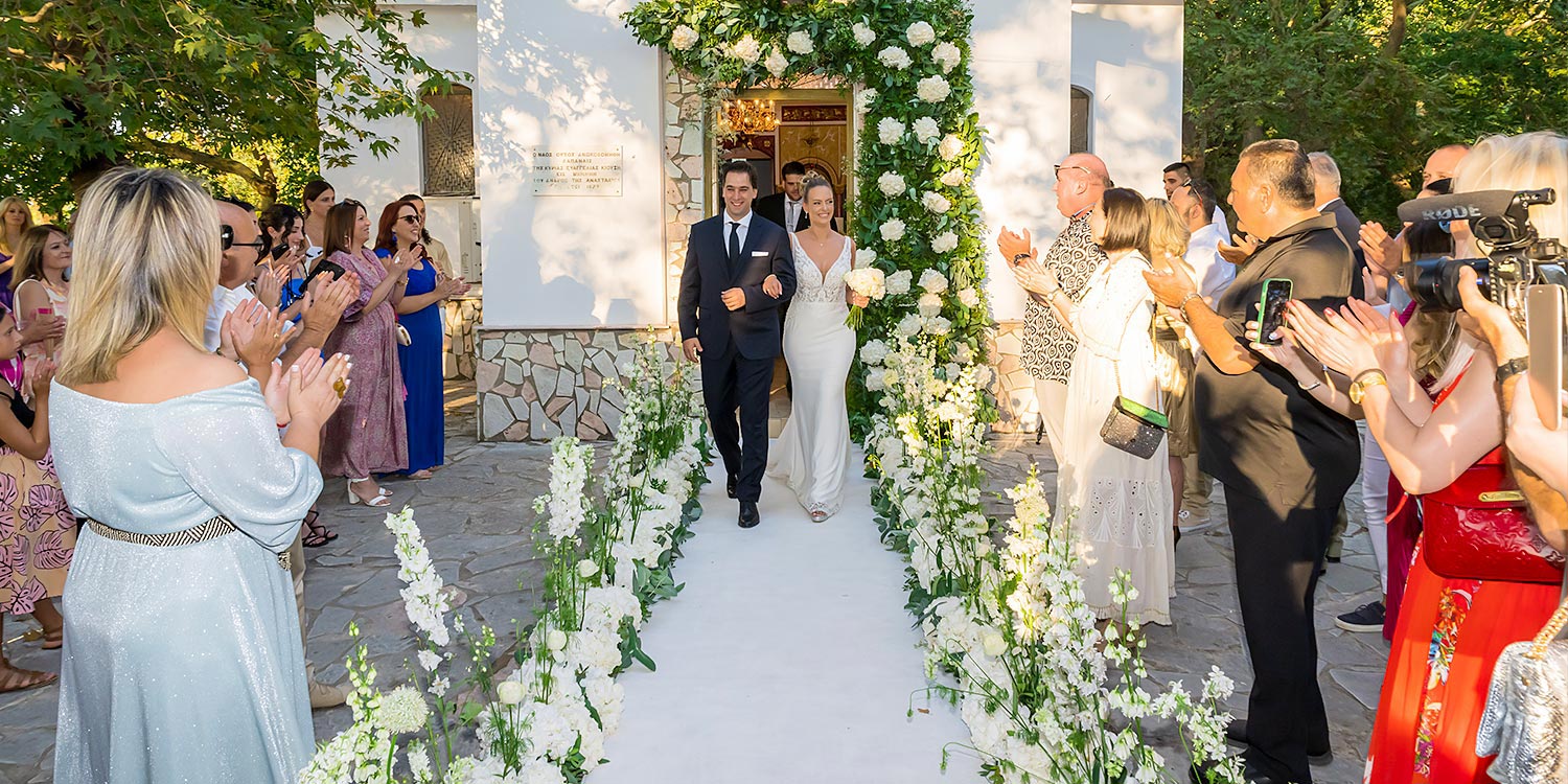 Ελληνικο-Γαλλικός Σικάτος Γάμος 10 Η νύφη και ο γαμπρός βγαίνουν από την εκκλησία του Αγίου Αναστασίου Δρεπάνου ανάμεσα σε χειροκροτήματα των καλεσμένων, με διακόσμηση από τη Rogdaki Events