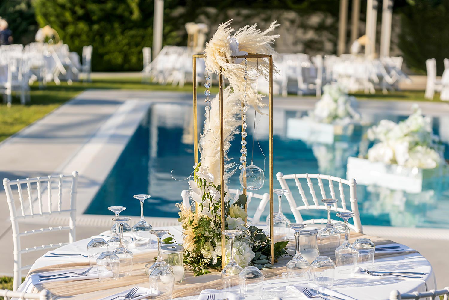 Ελληνικο-Γαλλικός Σικάτος Γάμος 23 Κομψή κεντρική διακόσμηση από τη Rogdaki Events στον χώρο του Ηδύλοφον