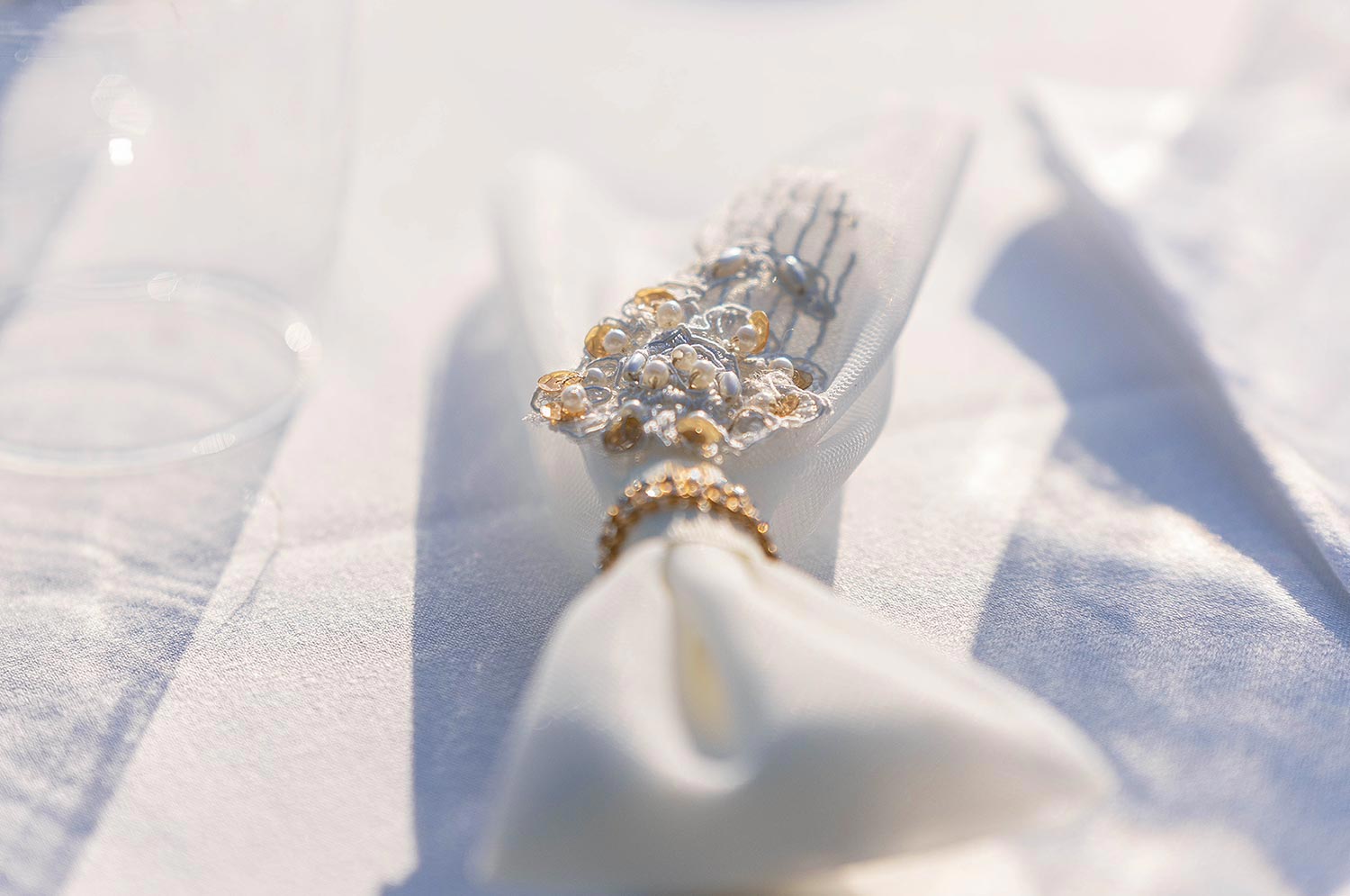 Ελληνικο-Γαλλικός Σικάτος Γάμος 21 Λεπτομέρειες στις πετσέτες με πέρλες και χρυσό από τη Rogdaki Events στο Ηδύλοφον