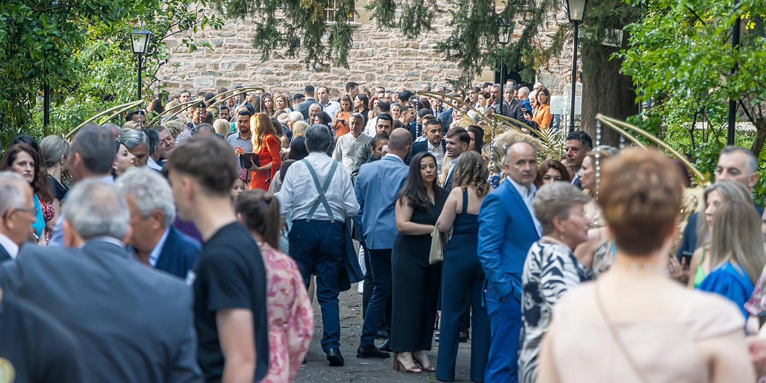Trichonida Lake Wedding 10 Rogdaki Events hosted this vibrant ceremony in agrinio, surrounded by guests, golden arches, and garden elegance