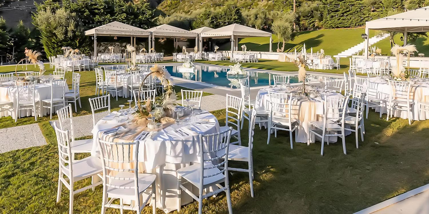 Greek‑French Chic Wedding 13 Rogdaki Events organized this wedding at the Idilofon venue, with beautiful outdoor table settings.