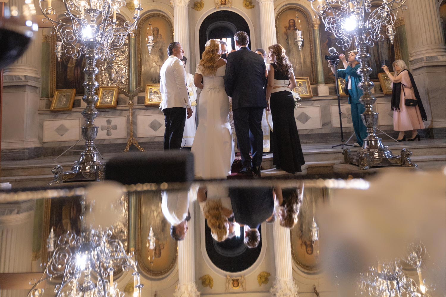 Ένας Γάμος με Υψηλή Αισθητική 15 Rogdaki Events, Γάμος με Υψηλή Αισθητική, με την ιερή στιγμή να καθρεφτίζεται μοναδικά στον επιβλητικό ναό