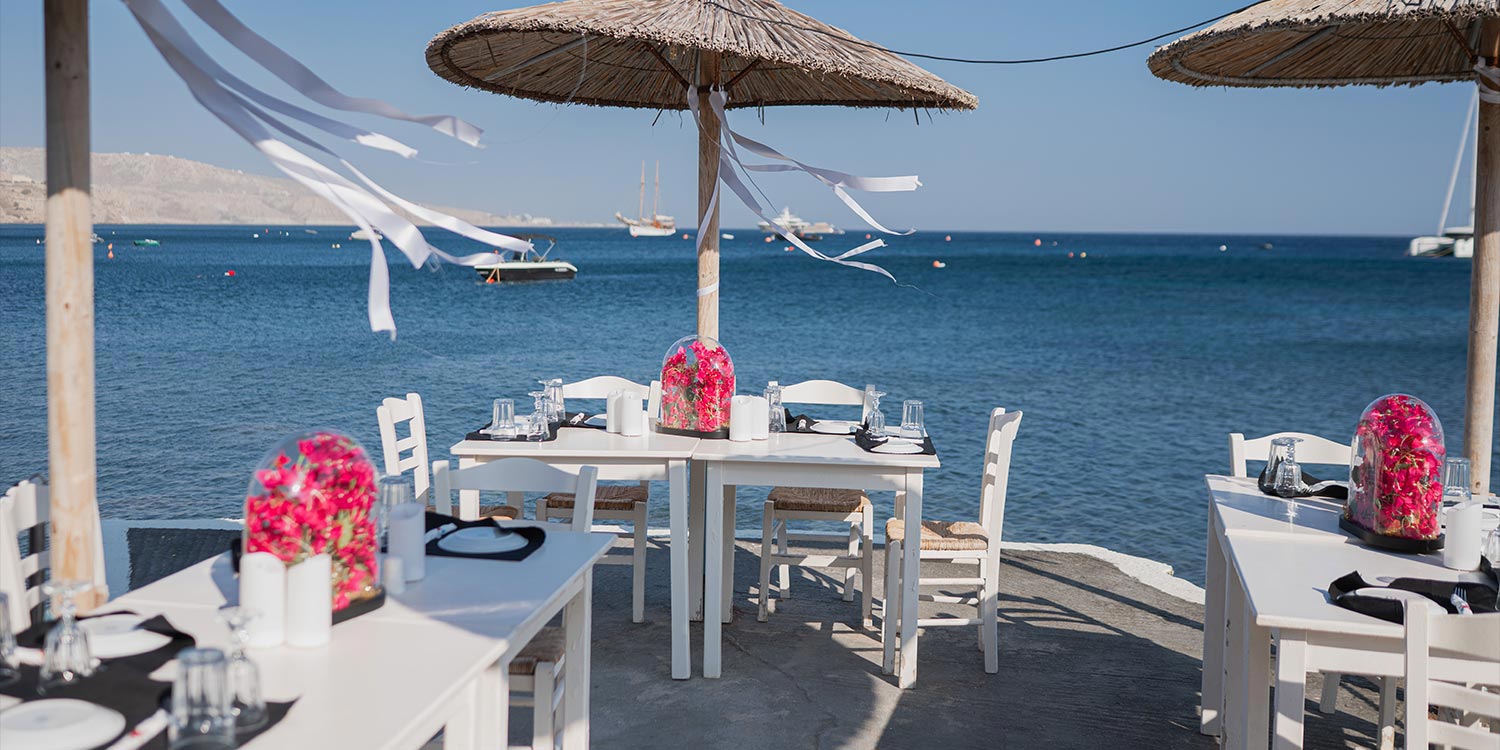 Γάμος σε Ταβέρνα στη Σαντορίνη 17 Rogdaki Events, Διακόσμηση τραπεζιών με φούξια βουκαμβίλιες για γάμο σε ταβέρνα στη Σαντορίνη