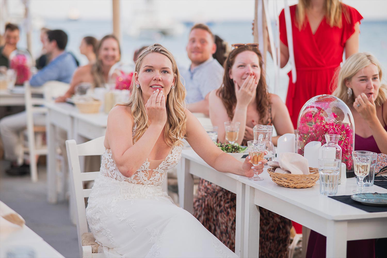 Γάμος σε Ταβέρνα στη Σαντορίνη 24 Rogdaki Events, Η νύφη απολαμβάνει το δείπνο σε παραδοσιακή ταβέρνα στη Σαντορίνη, κατά τη διάρκεια του γάμου της