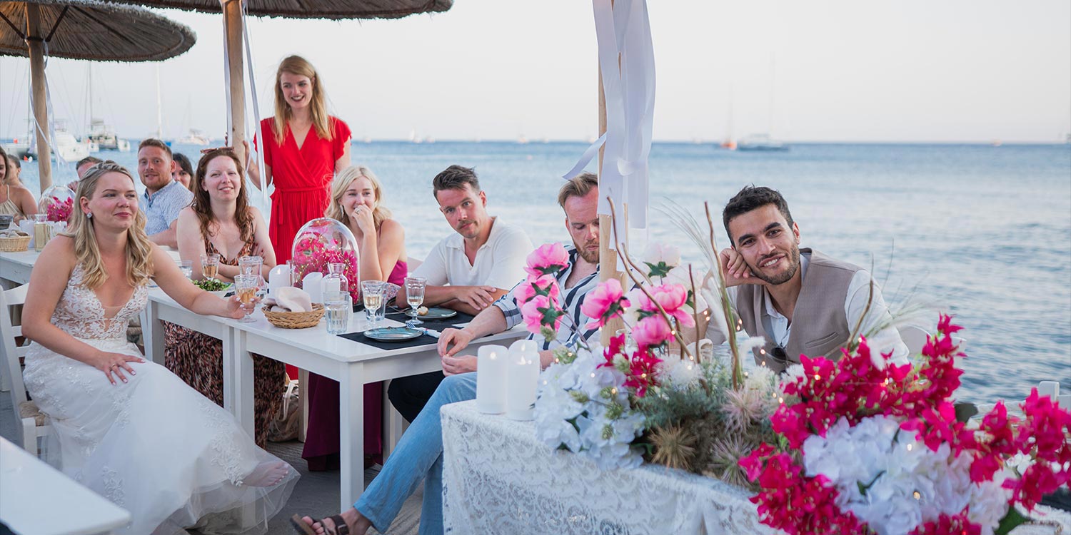Γάμος σε Ταβέρνα στη Σαντορίνη 25 Rogdaki Events, Το ζευγάρι και οι καλεσμένοι γιορτάζουν σε έναν αυθεντικό γάμο σε ταβέρνα δίπλα στο κύμα στη Σαντορίνη