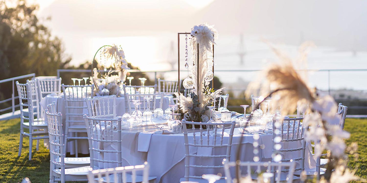 Ελληνικο-Γαλλικός Σικάτος Γάμος 20 Ρομαντική διάταξη τραπεζιών στο ηλιοβασίλεμα από τη Rogdaki Events στο Ηδύλοφον