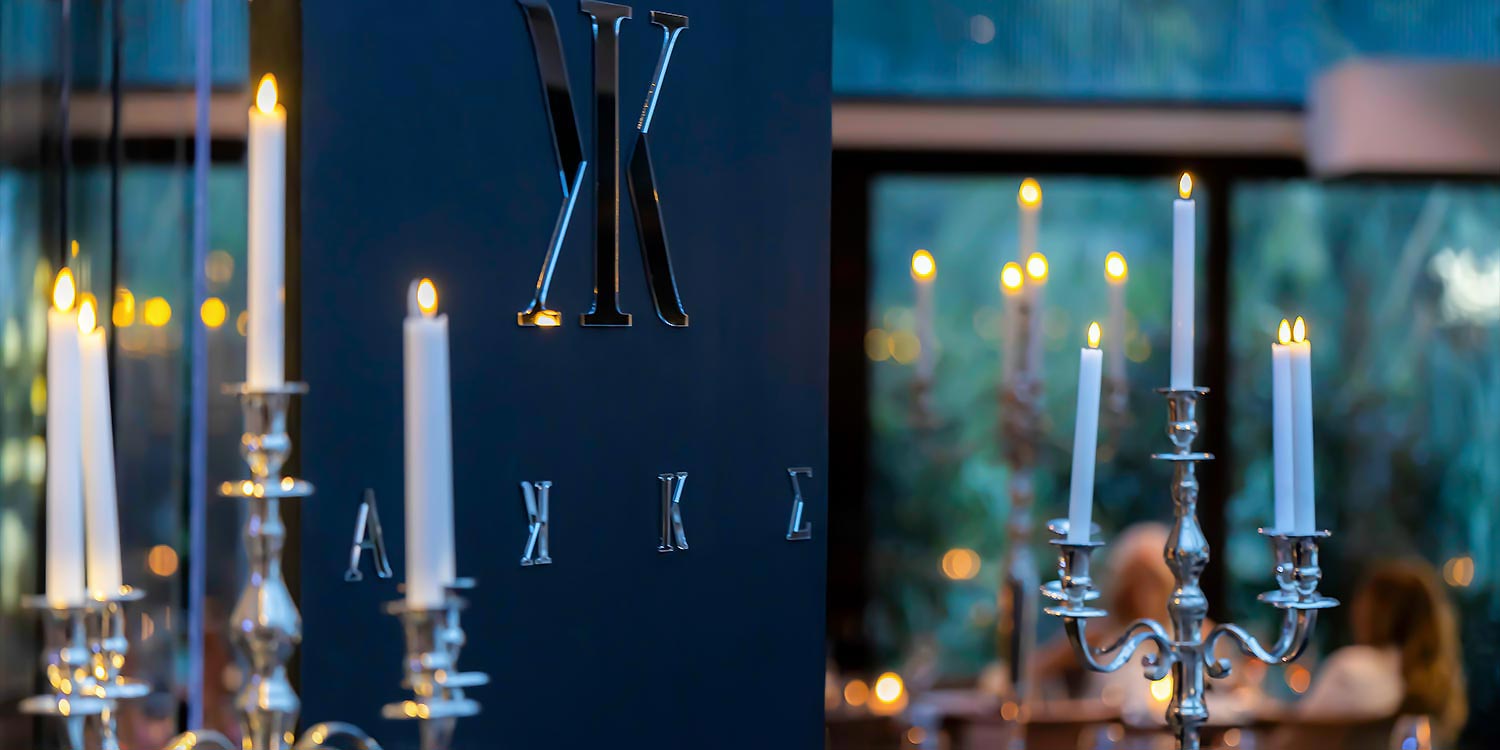 Ένας Γάμος με Υψηλή Αισθητική 35 Ατμόσφαιρα με κεριά και καθρέφτες, η Rogdaki Events δημιουργεί το σκηνικό για έναν Black and White γάμο στο Distinto Rio