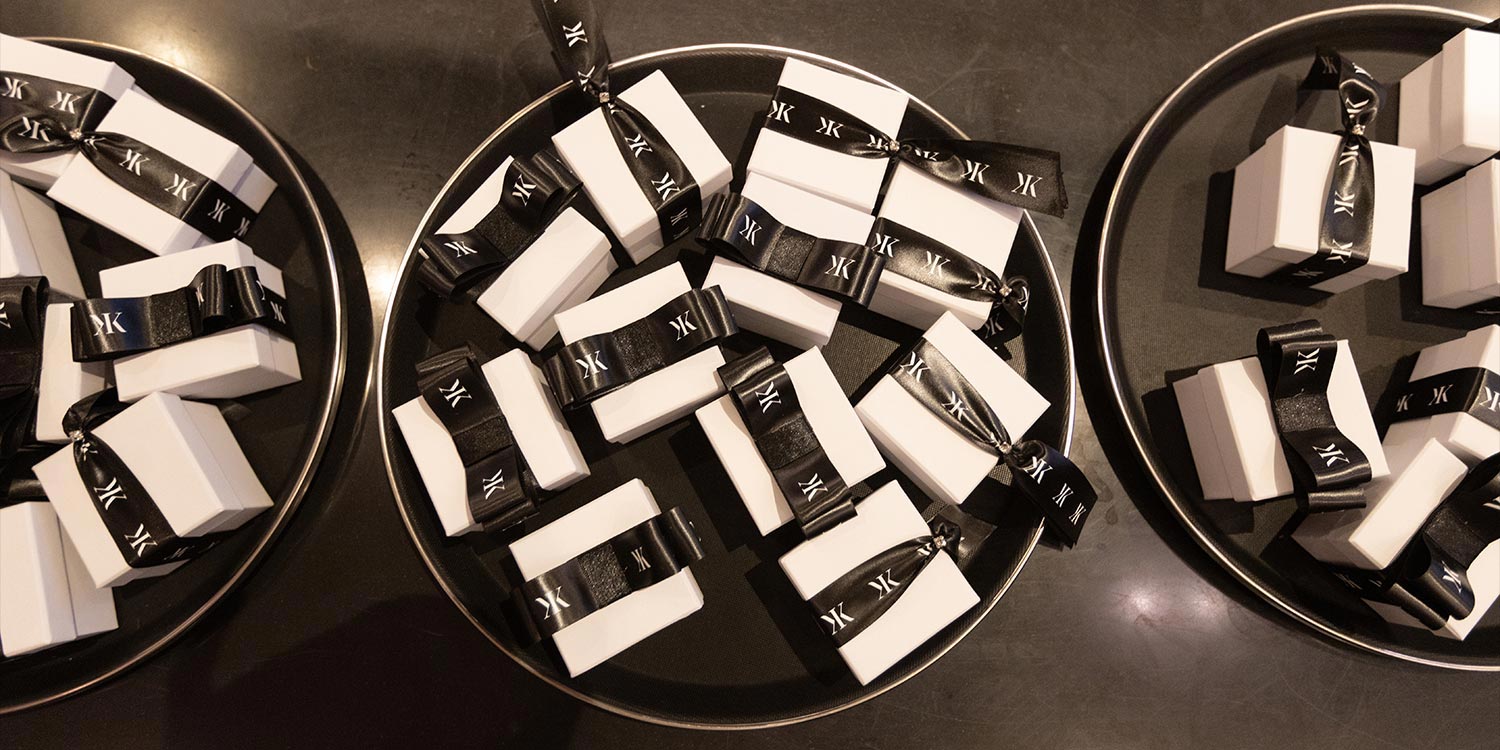 Ένας Γάμος με Υψηλή Αισθητική 33 Γάμος με Υψηλή Αισθητική. Οι minimal μπομπονιέρες σε λευκό και μαύρο, στολισμένες με την κομψή κορδέλα των μονογραμμάτων.