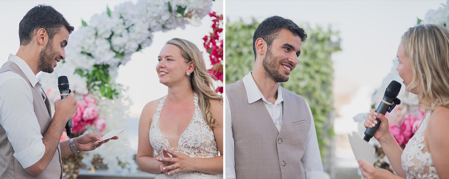 Γάμος σε Ταβέρνα στη Σαντορίνη 9 Γάμος στη Σαντορίνη με Rogdaki Events ανταλλαγή όρκων κάτω από ανθισμένη αψίδα με θέα το Αιγαίο