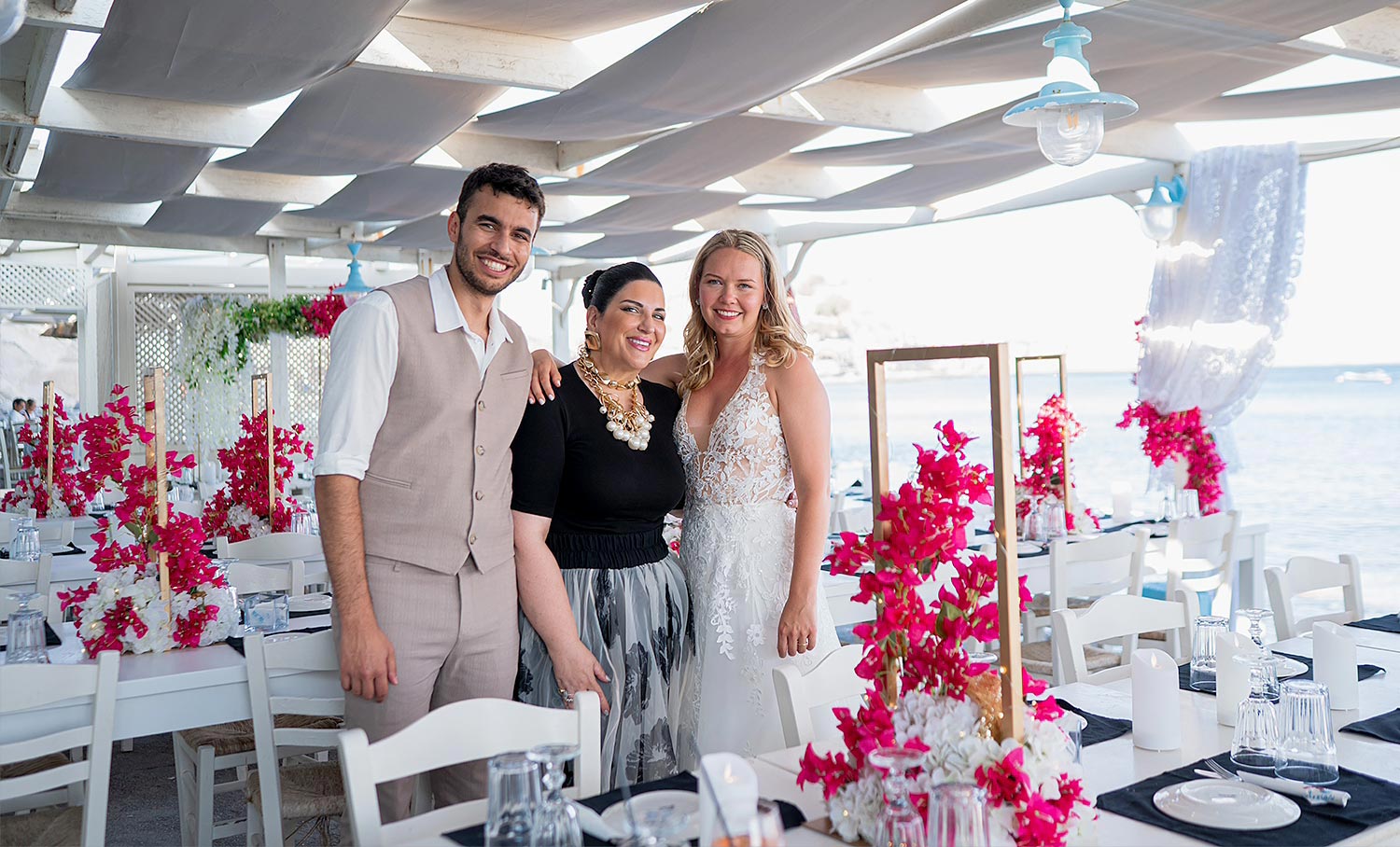 Γάμος σε Ταβέρνα στη Σαντορίνη 16 Γάμος στη Σαντορίνη με Rogdaki Events η planner Άννα Μαρία Ρογδάκη με το ζευγάρι