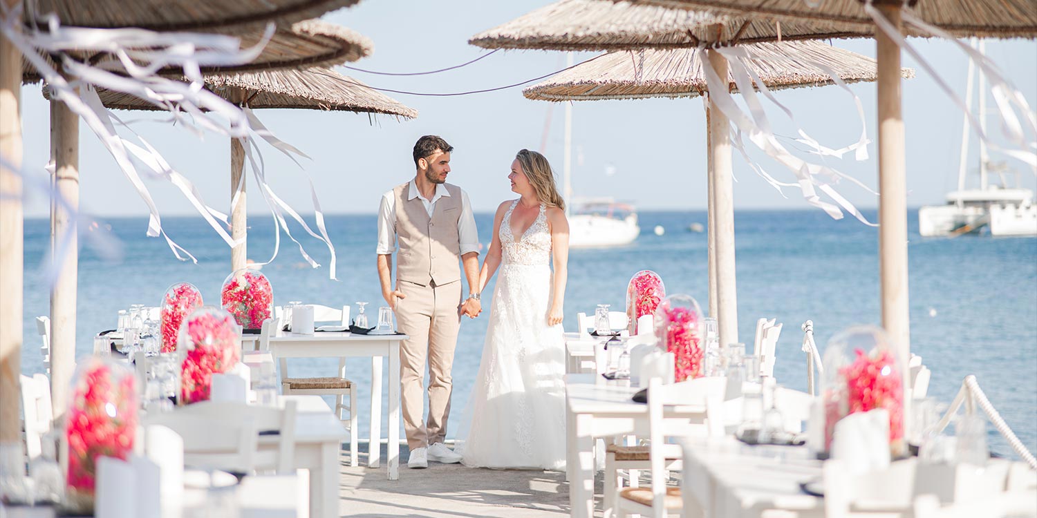 Γάμος σε Ταβέρνα στη Σαντορίνη 13 Γάμος στη Σαντορίνη με Rogdaki Events με βόλτα του ζευγαριού ανάμεσα από τον στολισμό