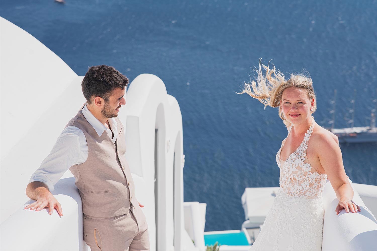 Γάμος σε Ταβέρνα στη Σαντορίνη 12 Γάμος στη Σαντορίνη με Rogdaki Events ρομαντική στιγμή σε ταράτσα με θέα το Αιγαίο και ιστιοφόρο