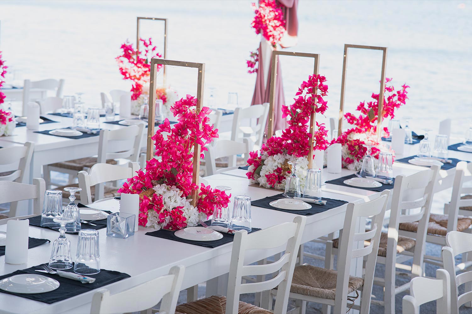 Γάμος σε Ταβέρνα στη Σαντορίνη 15 Γάμος στη Σαντορίνη με Rogdaki Events ρομαντικός στολισμός με βουκαμβίλιες σε παραθαλάσσια ταβέρνα