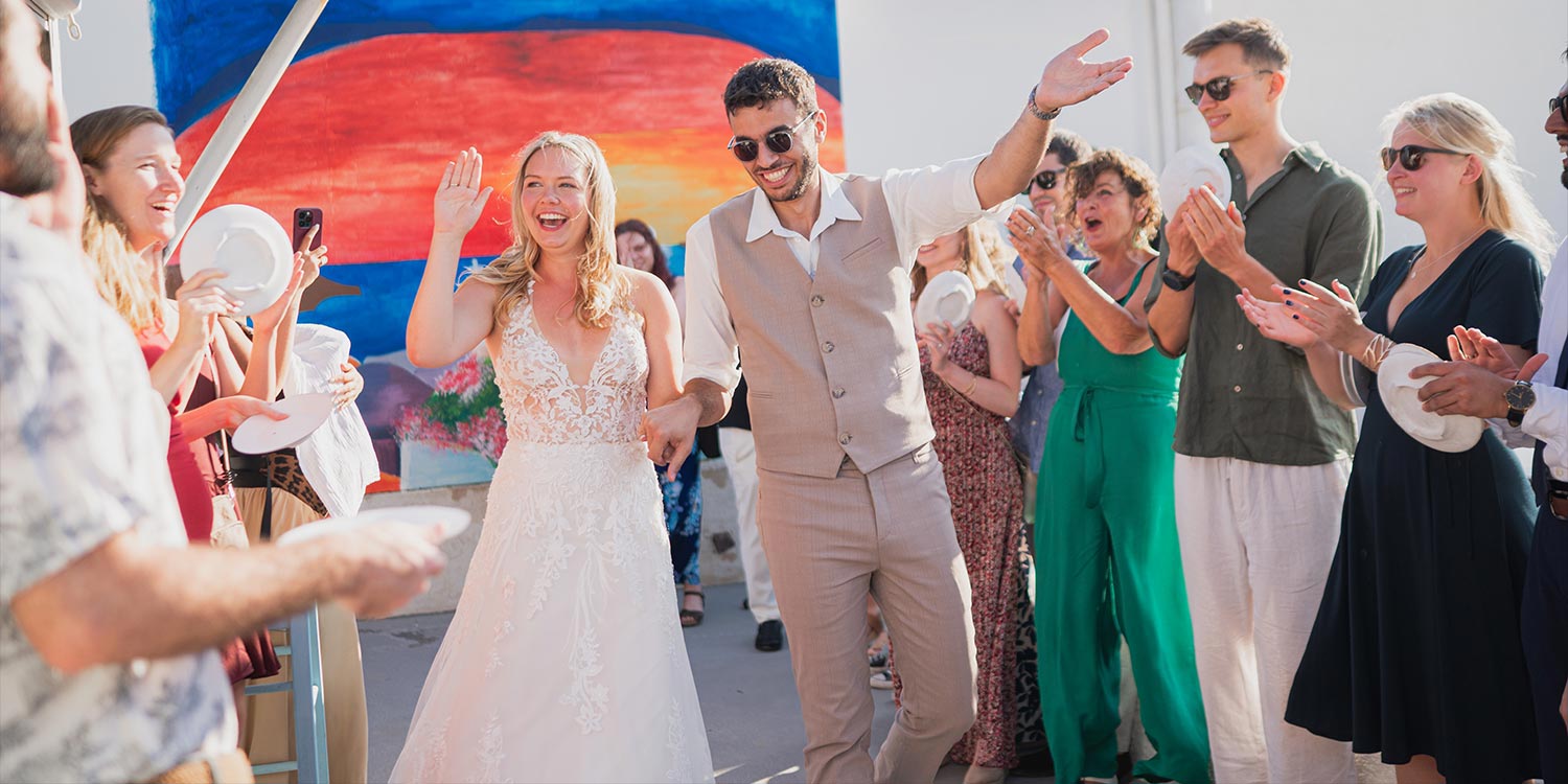 Γάμος σε Ταβέρνα στη Σαντορίνη 3 Γάμος στη Σαντορίνη με Rogdaki Events τελετή δίπλα στο κύμα ταβέρνα χαρά ελληνική παράδοση