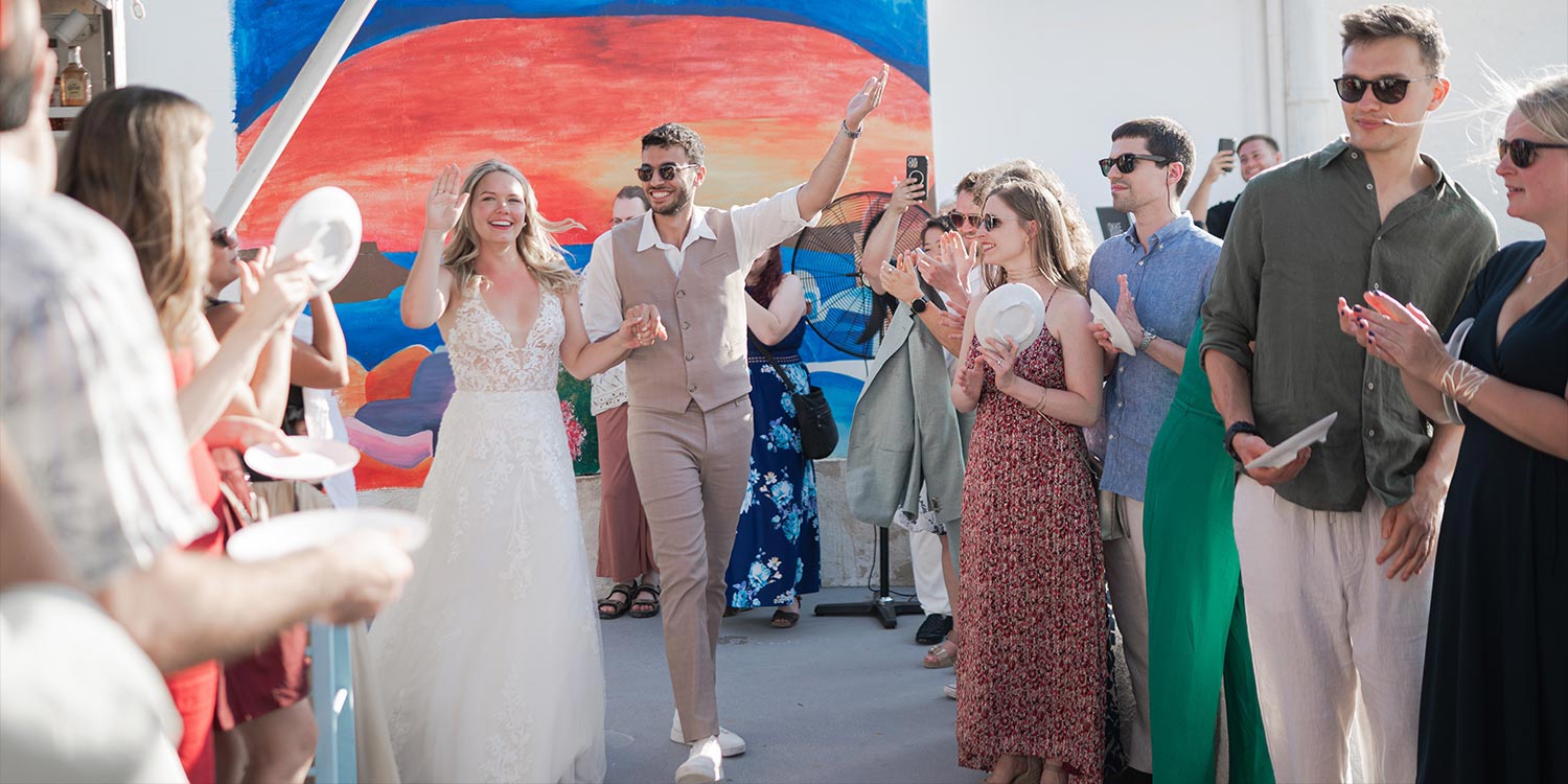 Γάμος σε Ταβέρνα στη Σαντορίνη 2 Γάμος στη Σαντορίνη με Rogdaki Events, τελετή στο Αιγαίο, ταβέρνα, χαρά και ελληνική παράδοση