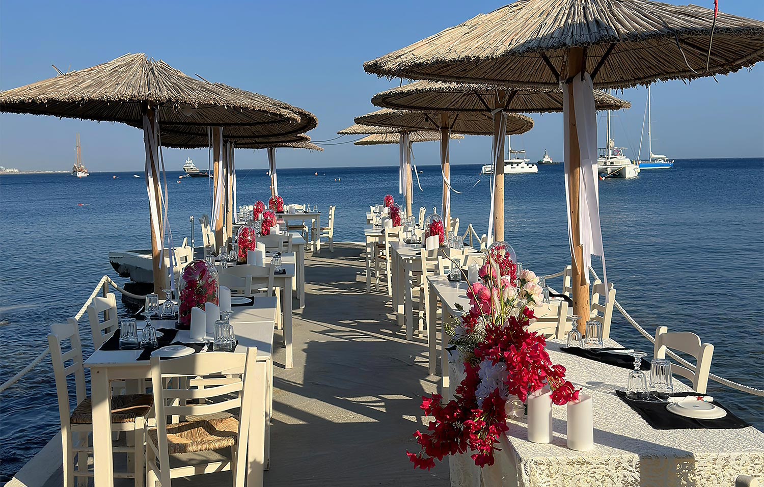 Γάμος σε Ταβέρνα στη Σαντορίνη 29 Εντυπωσιακή διακόσμηση με βουκαμβίλιες από τη Rogdaki Events για έναν παραθαλάσσιο γάμο σε παραδοσιακή ταβέρνα στη Σαντορίνη