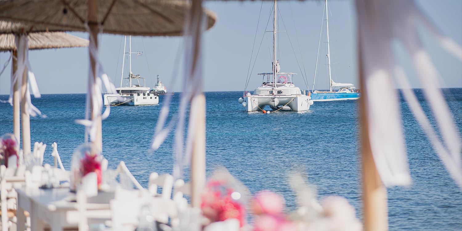 Γάμος σε Ταβέρνα στη Σαντορίνη 20 Η Rogdaki Events δημιούργησε ένα ονειρικό σκηνικό στη Σαντορίνη με φούξια βουκαμβίλιες για γάμο σε ταβέρνα