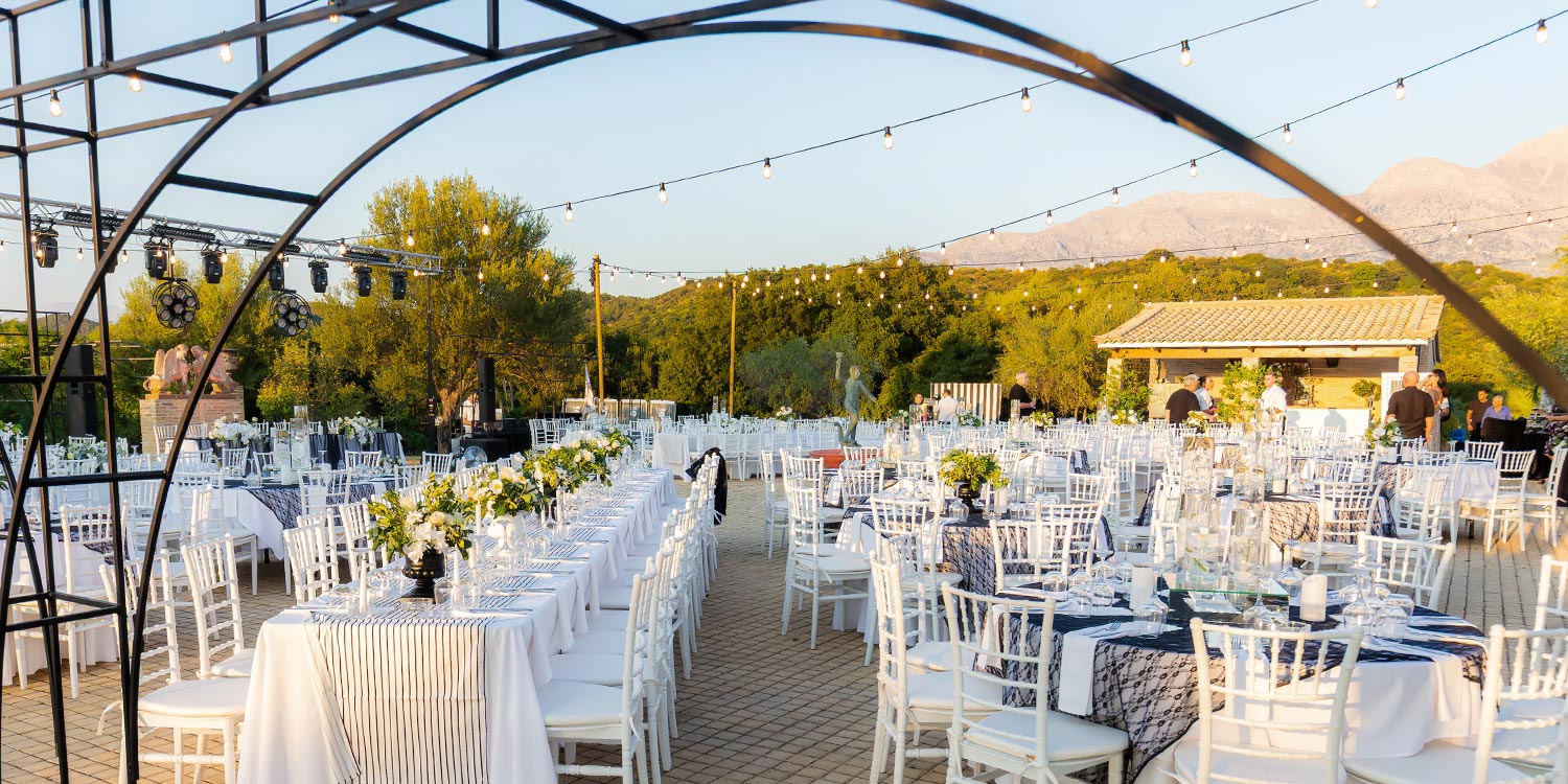 Η Rogdaki Events επιμελήθηκε αυτόν τον γάμο με έμπνευση από την Τοσκάνη στην Ελλάδα, με μακριά τραπέζια και πανέμορφη θέα