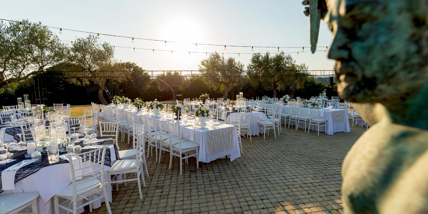 Η Rogdaki Events σχεδίασε αυτόν τον γάμο με έμπνευση από την Τοσκάνη στην Ελλάδα, με κλασικά αγάλματα την ώρα του ηλιοβασιλέματος