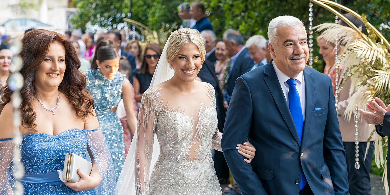 Πανέμορφος Γάμος δίπλα στη Λίμνη, στο Πυθάρι 13 Η είσοδος της νύφης με την οργάνωση και τον στολισμό της Rogdaki Events.