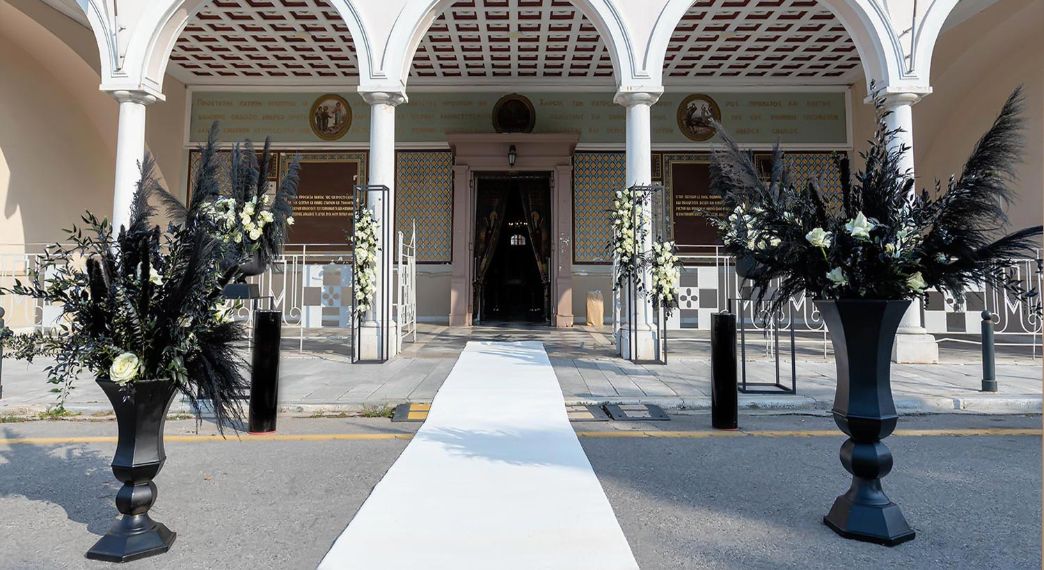 Ένας Γάμος με Υψηλή Αισθητική 5 Η εντυπωσιακή είσοδος στον Άγιο Ανδρέα με black and white στοιχεία από τη Rogdaki Events