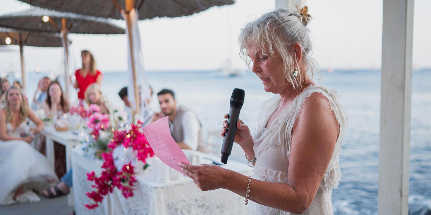 Γάμος σε Ταβέρνα στη Σαντορίνη 23 Η μητέρα της νύφης βγάζει λόγο στον γάμο της Rogdaki Events σε ταβέρνα στη Σαντορίνη δίπλα στο κύμα