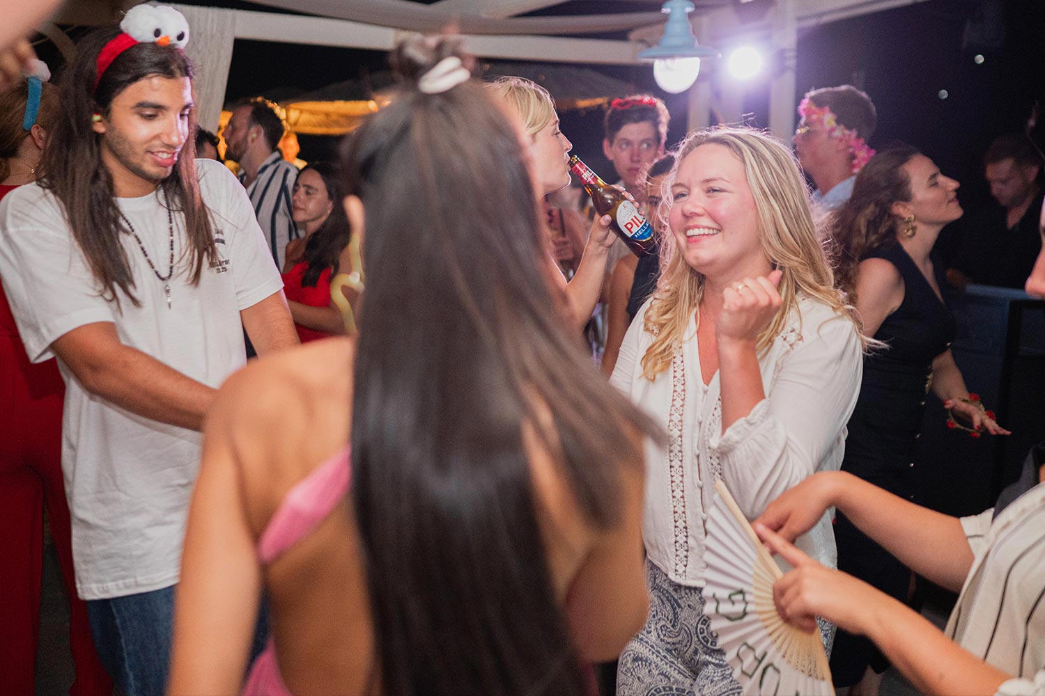 Γάμος σε Ταβέρνα στη Σαντορίνη 38 Η νύφη και οι φίλοι της διασκεδάζουν με την ψυχή τους στον γάμο της Rogdaki Events στη Σαντορίνη