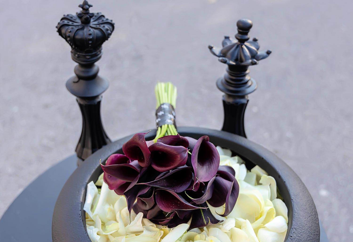 Ένας Γάμος με Υψηλή Αισθητική 19 Λεπτομέρεια με το νυφικό μπουκέτο και διακοσμητικά στέμματα σε Classy Wedding στον Άγιο Ανδρέα από τη Rogdaki Events