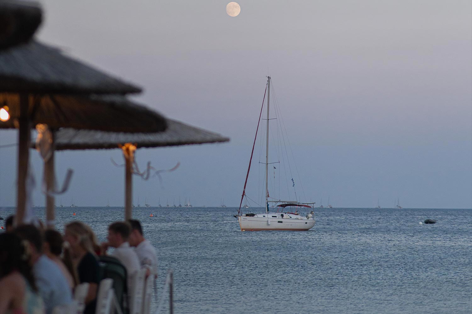 Γάμος σε Ταβέρνα στη Σαντορίνη 31 Μαγευτική θέα με ιστιοφόρο υπό την πανσέληνο στον γάμο της Rogdaki Events σε ταβέρνα στη Σαντορίνη