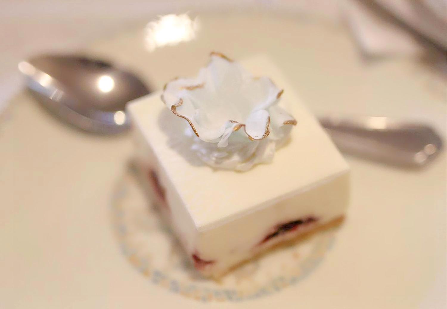 Γάμος και βάπτιση στο Αγρίνιο με μοντέρνο ύφος 28 Μια γλυκιά λεπτομέρεια από την τούρτα του Ματθαίου, στολισμένη με άνθη, Rogdaki Events wedding & Design