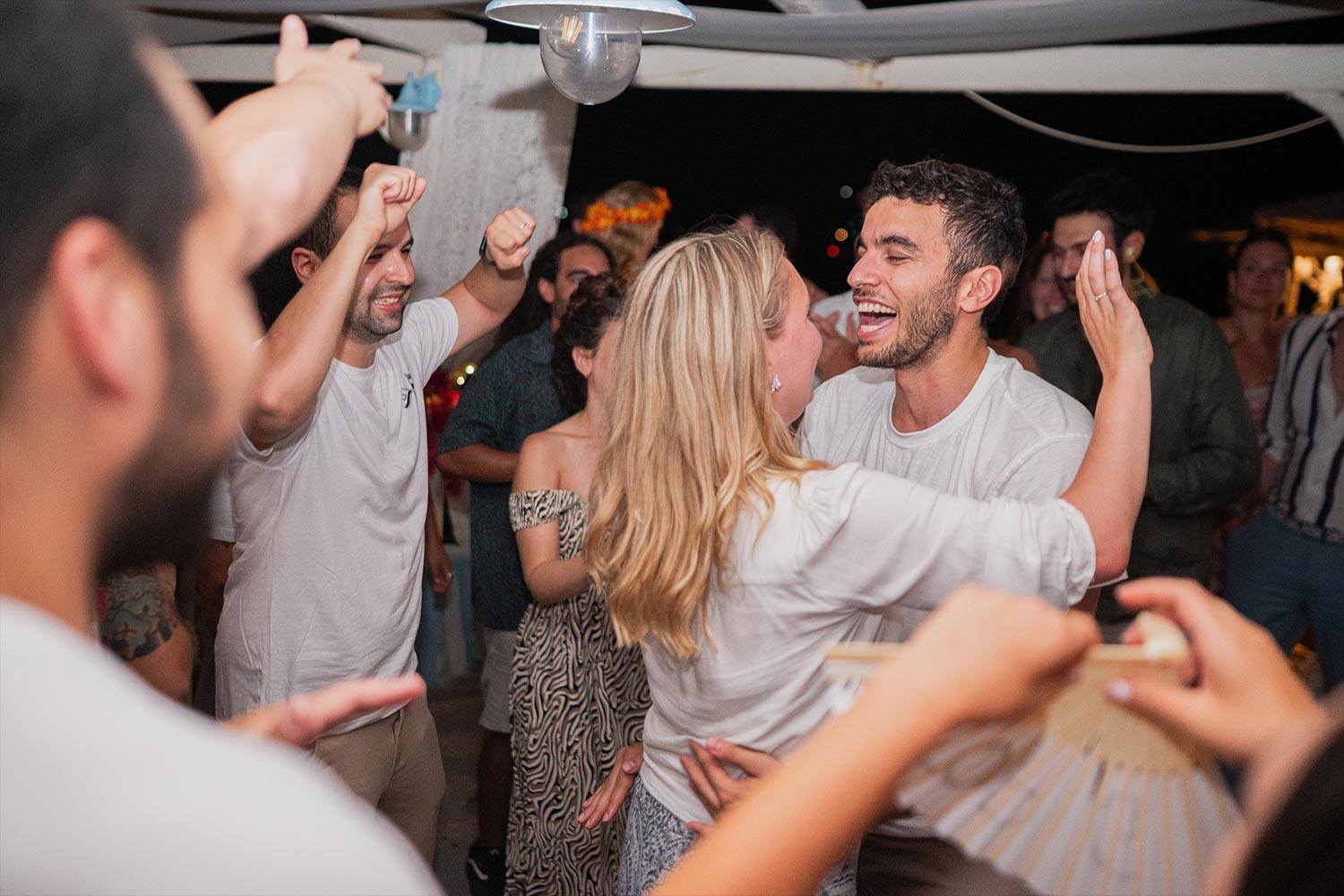 Γάμος σε Ταβέρνα στη Σαντορίνη 39 Μια εκρηκτική στιγμή χορού και χαράς στο κλείσιμο του γάμου από τη Rogdaki Events σε ταβέρνα στη Σαντορίνη