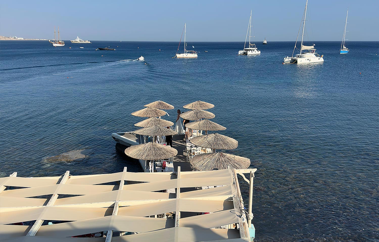 Γάμος σε Ταβέρνα στη Σαντορίνη 27 Πανοραμική θέα της εξέδρας όπου η Rogdaki Events διοργάνωσε έναν μοναδικό γάμο σε ταβέρνα στη Σαντορίνη