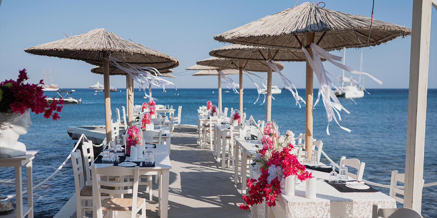 Γάμος σε Ταβέρνα στη Σαντορίνη 14 Στολισμός γάμου στην ταβέρνα αστερίας στη Σαντορίνη από τη Rogdaki Events