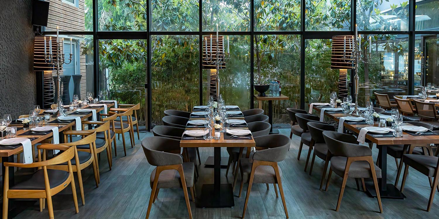 Ένας Γάμος με Υψηλή Αισθητική 28 Συνολική άποψη της διακόσμησης δεξίωσης στο Distinto Rio για ένα Classy Wedding σχεδιασμένο από τη Rogdaki Events